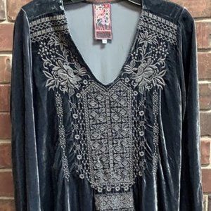 Johnny was JWLA Grey velvet tonal embroidered top EUC